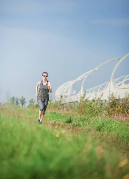 Bella Donna Attiva Che Corre Nel Parco Della Città All — Foto Stock