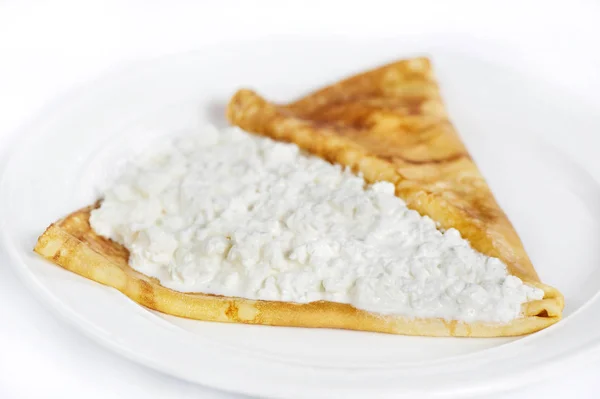 Tunn läckra pannkaka med keso på vit — Stockfoto