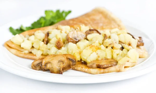 Frittella deliziosa sottile con patate e funghi su bianco — Foto Stock