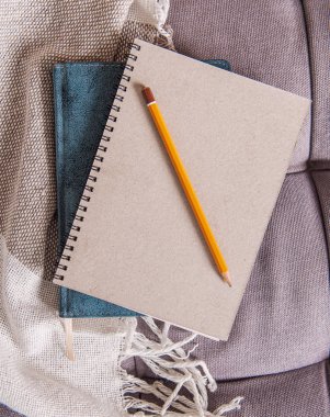 Defter ve kalem ile üstten görünüm. Tasarım için alay 