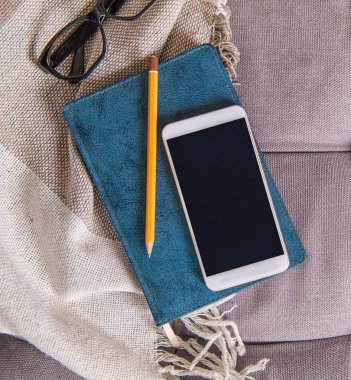 Üstten Görünüm defter, smartphone ve kalem. Tasarı için alay
