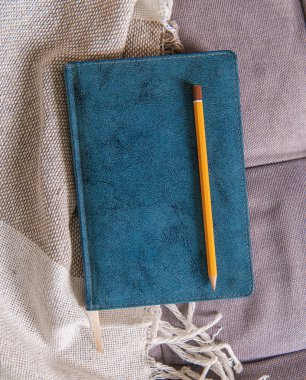 Defter ve kalem ile üstten görünüm. Tasarım için alay 