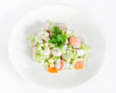 Kereviz, havuç ve wh üzerinde et taze lezzetli sağlıklı salata