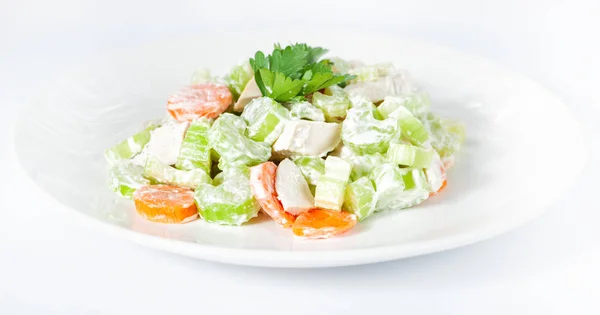 Frisse heerlijke gezonde salade met selderij, wortel en vlees op wh — Stockfoto