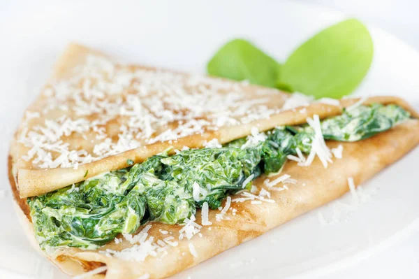 Deliziosa frittella sottile con spinaci su bianco — Foto Stock