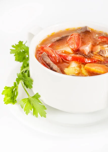 Cuenco con deliciosa sopa con carne en blanco — Foto de Stock