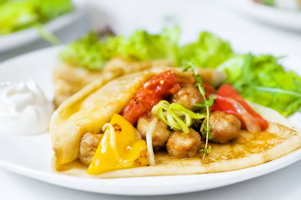 Panqueca deliciosa fina com bolas de carne e pimenta no branco — Fotografia de Stock