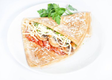 Salam ve mantarlı beyaz üzerine ince lezzetli gözleme 