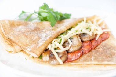 Salam ve mantarlı beyaz üzerine ince lezzetli gözleme 