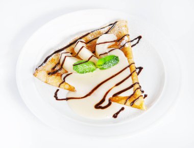 Yoğunlaştırılmış süt beyaz ile ince lezzetli gözleme 