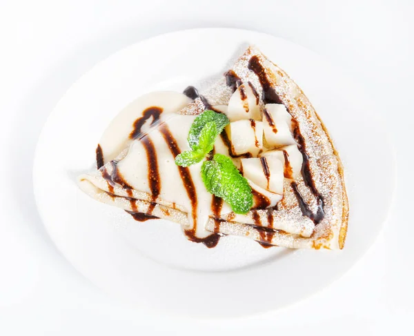 白いコンデンス ミルクの薄い美味しいパンケーキ — ストック写真