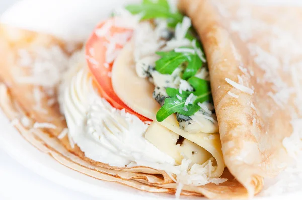 Deliziosa frittella sottile con quattro tipi di formaggio su bianco — Foto Stock