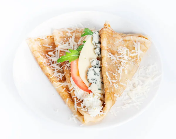 薄薄的美味煎饼, 四种类型的奶酪在白色 — 图库照片