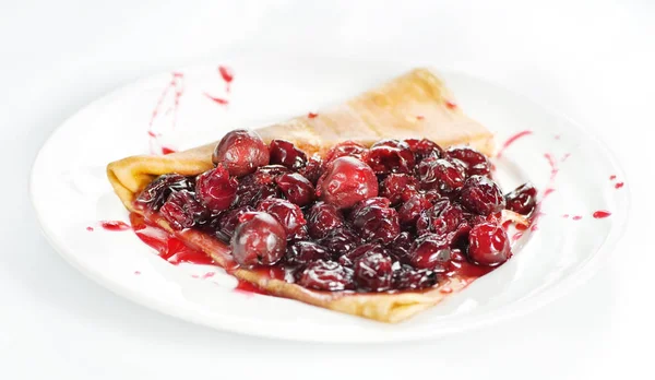 白い果実の込み合いの薄い美味しいパンケーキ — ストック写真