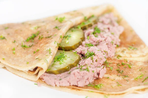 Deliziosa frittella sottile con patè di carne e cetriolo su bianco — Foto Stock