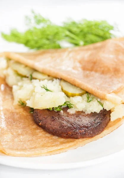 Panqueca deliciosa fina com bife de carne e purê de batatas no wh — Fotografia de Stock