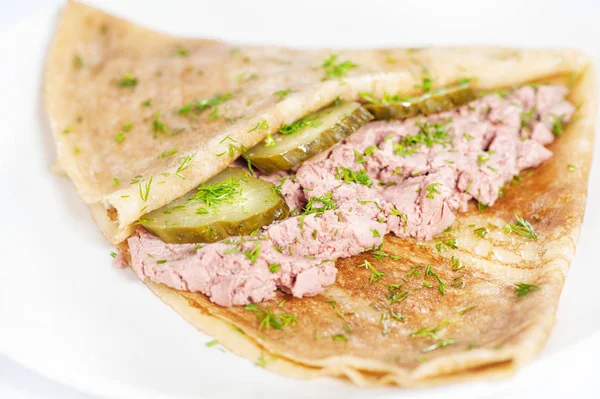 Delgado panqueque delicioso con paté de carne y pepino en blanco — Foto de Stock