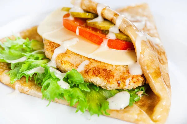 Panqueca deliciosa fina com bife de carne, queijo, tomate e verde — Fotografia de Stock