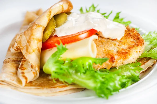 Panqueca deliciosa fina com bife de carne, queijo, tomate e verde — Fotografia de Stock