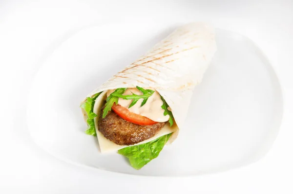 Avvolgere panino con carne bistecca, formaggio, pomodoro e verde su wh — Foto Stock