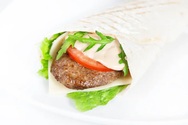 Envolva sanduíche com bife de carne, queijo, tomate e verdura no wh — Fotografia de Stock