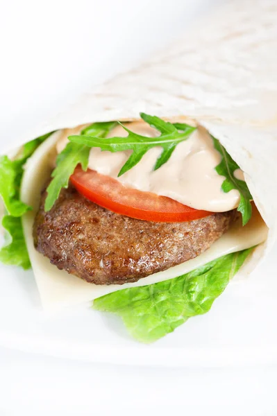 Envolva sanduíche com bife de carne, queijo, tomate e verdura no wh — Fotografia de Stock