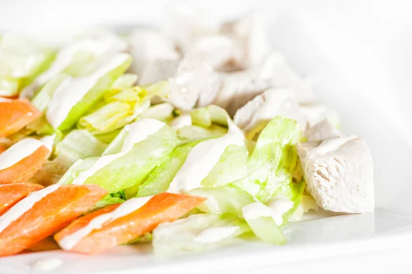 Frisse heerlijke gezonde salade met selderij, wortel en vlees op wh — Stockfoto
