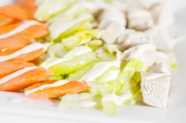 Frisse heerlijke gezonde salade met selderij, wortel en vlees op wh — Stockfoto