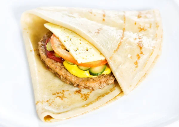 Panqueca deliciosa fina com bife de carne, queijo, tomate e cuco — Fotografia de Stock