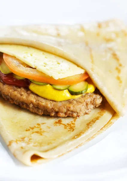 Panqueca deliciosa fina com bife de carne, queijo, tomate e cuco — Fotografia de Stock