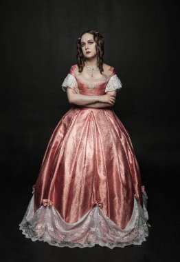 Siyah Ortaçağ elbiseli genç güzel kadın 