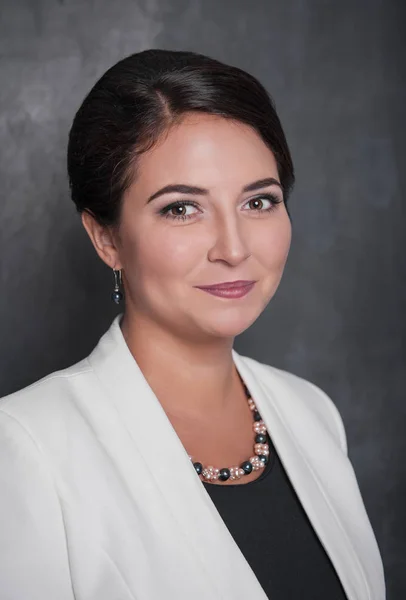 Hermosa mujer de negocios sonrisa en el fondo de pizarra —  Fotos de Stock