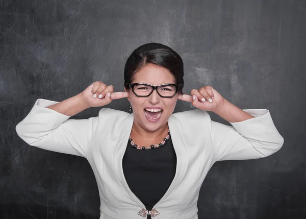 Krásná křičící žena s prsty v uších na blackbu — Stock fotografie