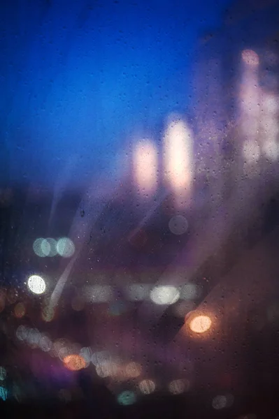 Desfocado fundo abstrato com luzes da cidade da noite através — Fotografia de Stock
