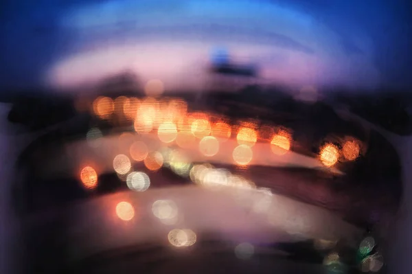 Şehirde defokus ışıkları ile bulanık soyut arka plan — Stok fotoğraf