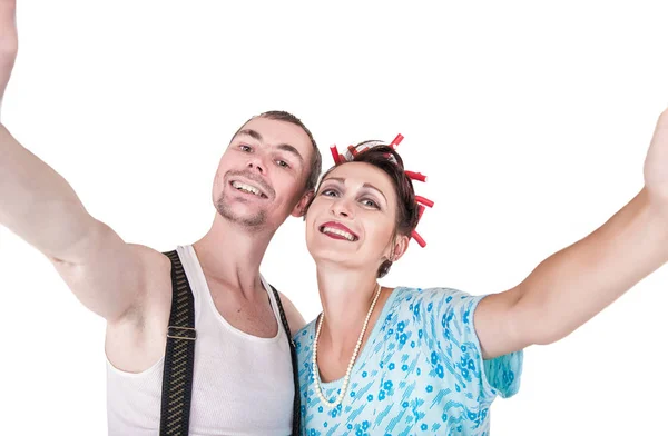 Engraçado casal retro tirando foto de si mesmos selfie isolado — Fotografia de Stock