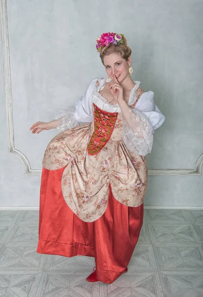Beautiful woman in old-fashioned historic medieval dress — Stock Photo, Image