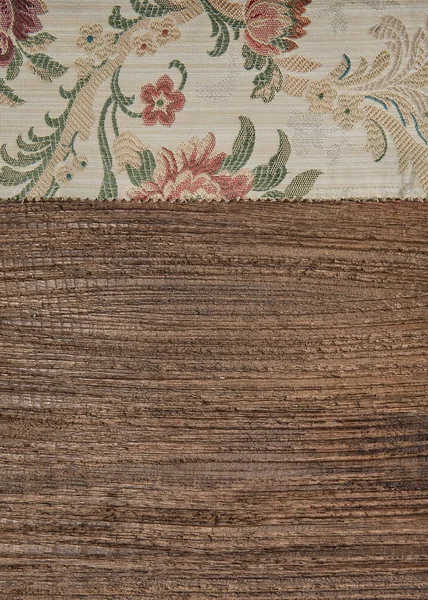 Tecido verde floral no fundo de madeira velha — Fotografia de Stock