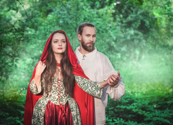 Красивая пара мужчина и женщина в средневековом костюме — стоковое фото