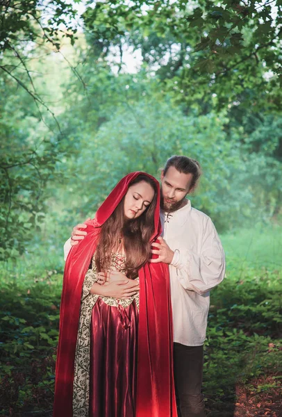 Hermosa pareja hombre y mujer en traje medieval —  Fotos de Stock