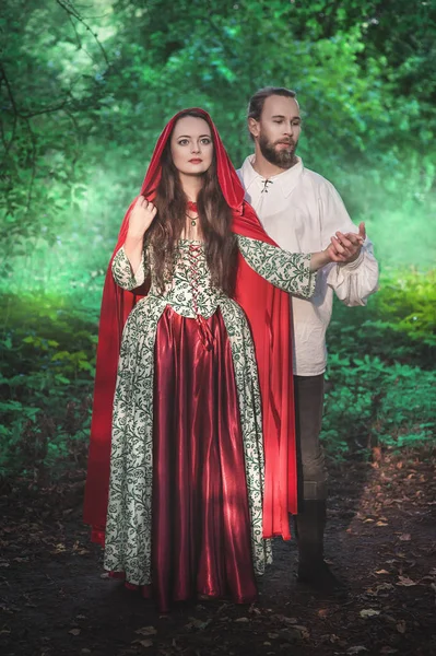 Piękna para mężczyzna i kobieta w średniowiecznym stroju — Zdjęcie stockowe