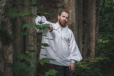 Ortaçağ kostümlü yakışıklı adam ayakta 