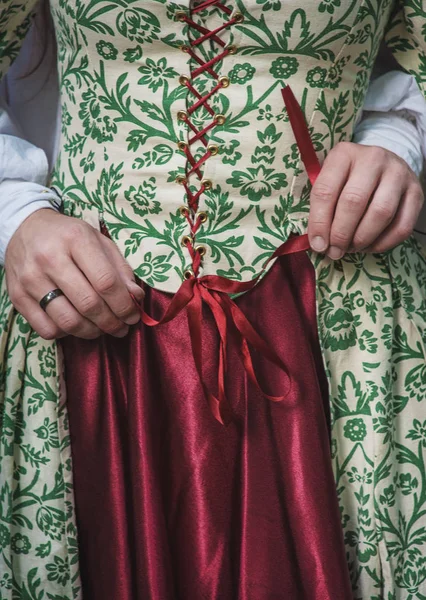 Mans mani slegatura allacciatura sulla donna in abito medievale — Foto Stock