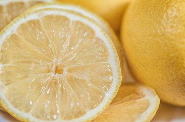 Dilimleri ve bütün limon closeup görünümü 
