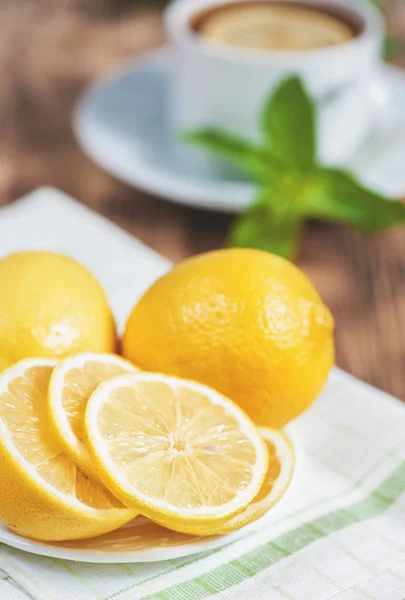 古いテーブルの上の新鮮なレモン — ストック写真