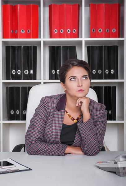 Moderne schöne Geschäftsfrau denkt über etwas nach — Stockfoto