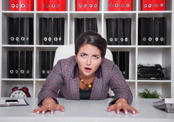 Fatiguée femme d'affaires ennuyée travaillant dans le bureau — Photo