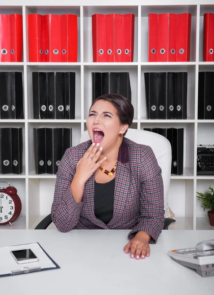 Уставшая деловая женщина зевает. Концепция перегрузки — стоковое фото