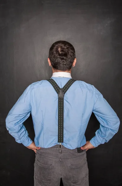 Retrato de um homem de negócios ou professor visão traseira no quadro negro — Fotografia de Stock