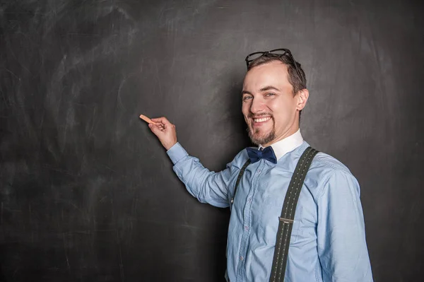 Happy Smiling Teacher met krijt op Blackboard achtergrond — Stockfoto